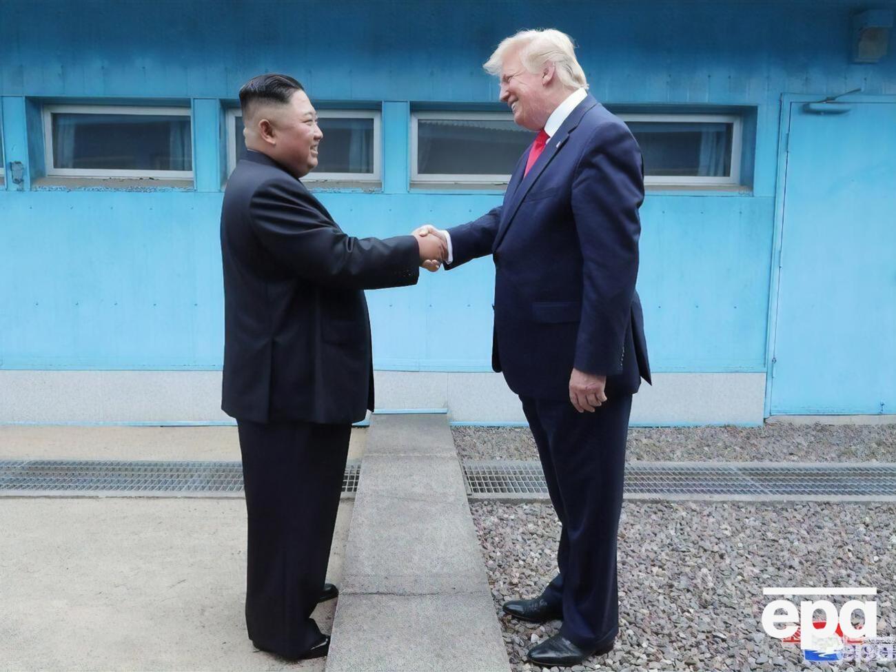 Трампу (праворуч) довелося з'ясовувати непорозуміння з Кім Чен Ином (ліворуч) через прізвисько "людина-ракета"