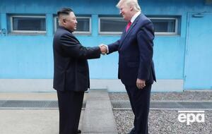 Трампу (праворуч) довелося з'ясовувати непорозуміння з Кім Чен Ином (ліворуч) через прізвисько "людина-ракета"