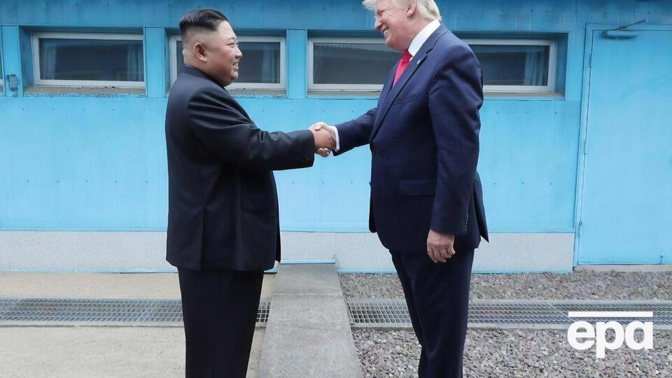 Трампу (справа) пришлось объясняться перед Ким Чен Ыном (слева) из-за прозвища "человек-ракета"