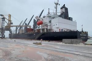 Из-за действий РФ по блокированию украинского экспорта поставки продовольствия сократились вдвое, заявил 21 января президент Украины Зеленский
