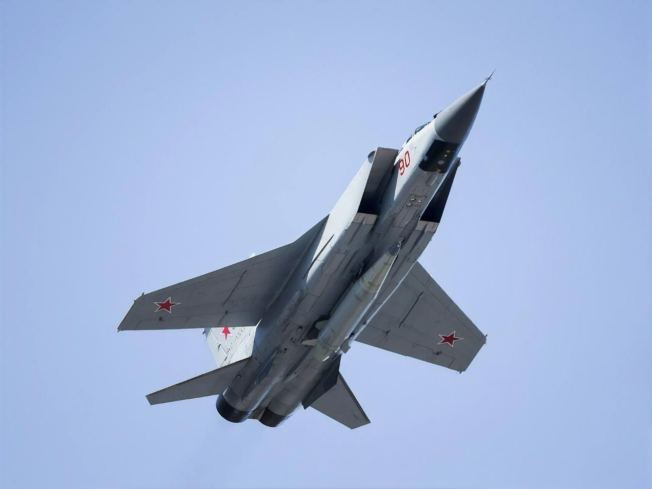 Ракеты "Кинжал" запускает истребитель МиГ-31