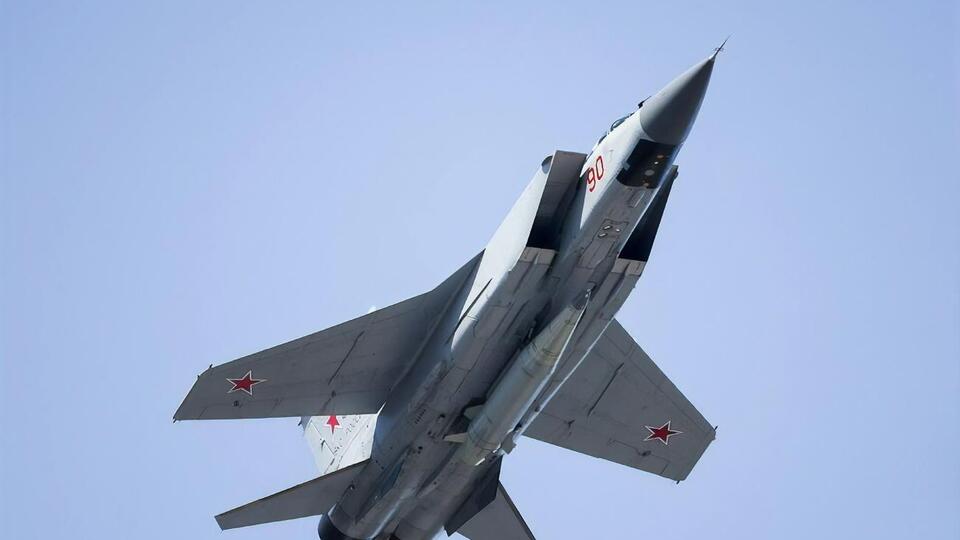 Ракеты "Кинжал" запускает истребитель МиГ-31