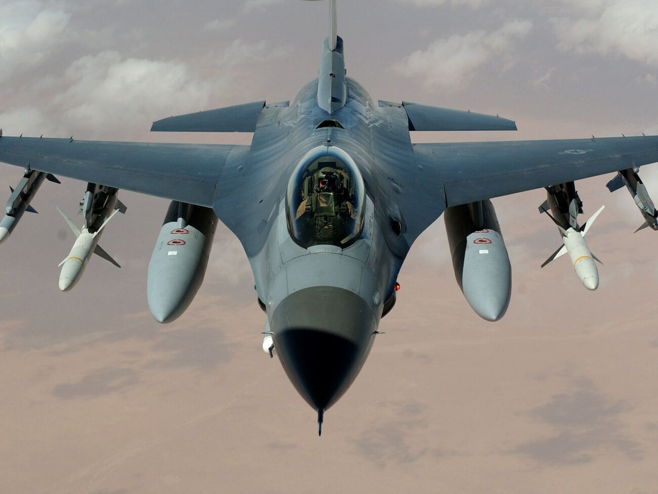 Винищувач F-16 може "здійснювати удари по наземних цілях різними типами зброї", зазначив Ігнат