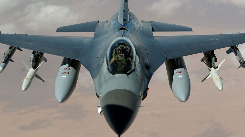 Истребитель F-16 может "осуществлять удары по наземным целям различными типами оружия", отметил Игнат