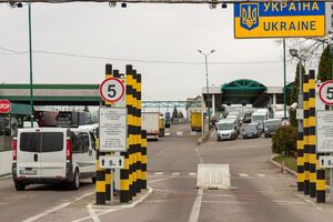 Посадовці і держслужбовці не зможуть покинути країну без поважних причин