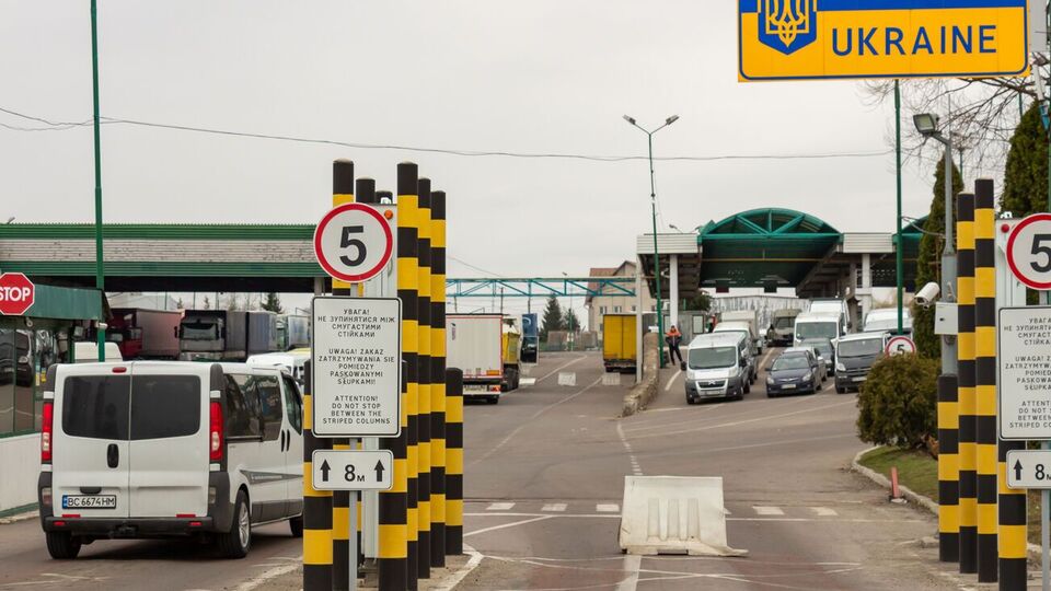 Посадовці і держслужбовці не зможуть покинути країну без поважних причин
