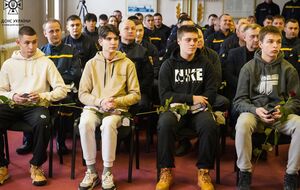 ГСЧС наградила подростков, которые помогали спасать детей после авиакатастрофы в Броварах