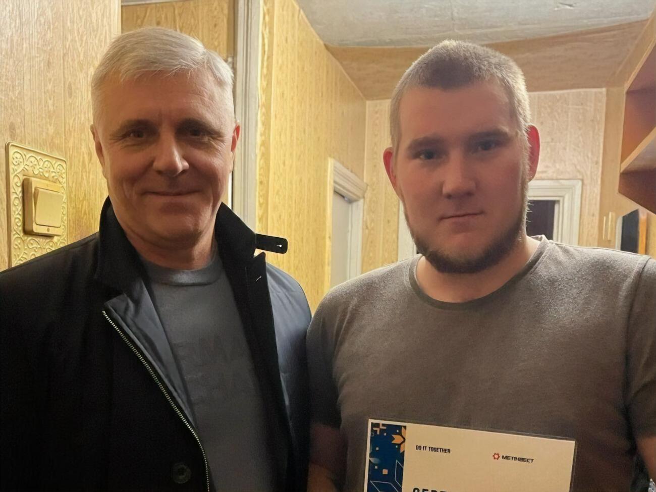 Николай Бурлака (справа)&nbsp;потерял руку в результате вражеских обстрелов возле комбината "Азовсталь", где работал слесарем-ремонтником