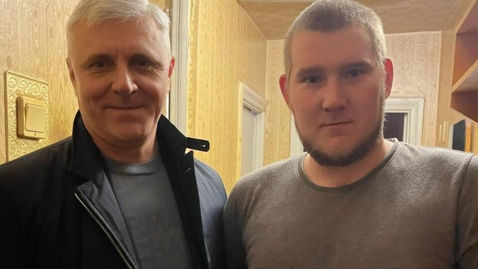 Николай Бурлака (справа) потерял руку в результате вражеских обстрелов возле комбината "Азовсталь", где работал слесарем-ремонтником