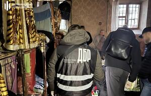 Наркотики ховали у звичайні передачі – продукти, засоби гігієни тощо, кажуть у ДБР