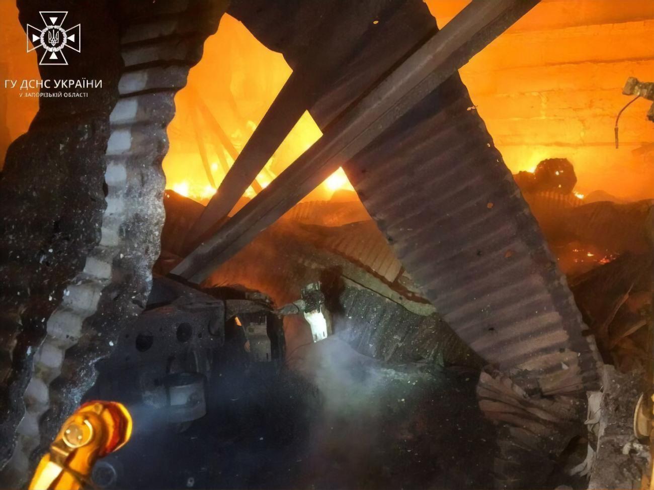 Унаслідок обстрілу на одному з об'єктів почалася пожежа, є постраждалий. На світлині – наслідки попередніх обстрілів міста