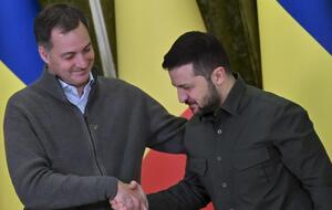 Зеленский (справа) поблагодарил де Кроо за решение правительства Бельгии "значительно увеличить оборонную поддержку Украины"