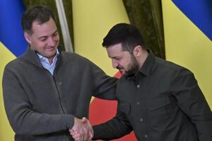 Зеленський (праворуч) подякував де Кроо за рішення уряду Бельгії "значно збільшити оборонну підтримку України"