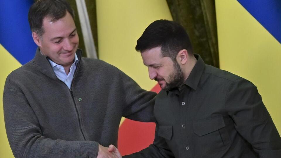 Зеленський (праворуч) подякував де Кроо за рішення уряду Бельгії "значно збільшити оборонну підтримку України"