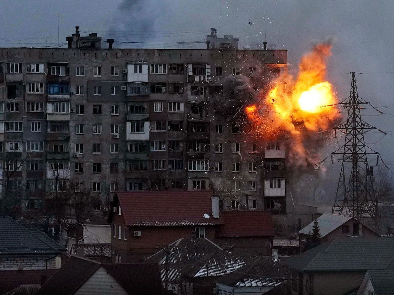 У картині Чернова описано події, які відбувалися у Маріуполі протягом перших тижнів війни