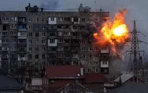 У картині Чернова описано події, які відбувалися у Маріуполі протягом перших тижнів війни