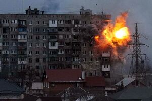 У картині Чернова описано події, які відбувалися у Маріуполі протягом перших тижнів війни