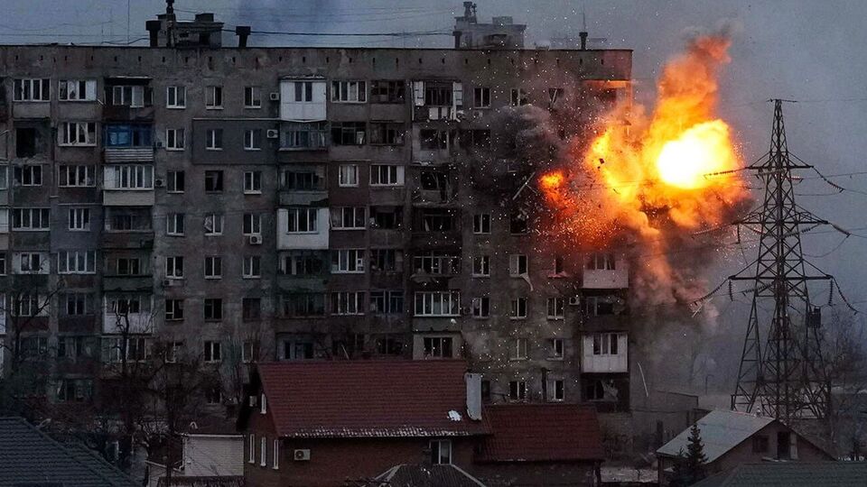 У картині Чернова описано події, які відбувалися у Маріуполі протягом перших тижнів війни