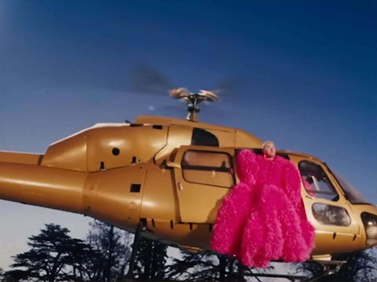 Смит:&nbsp;Это видео сказочное, экстравагантное, странное и все, что между этим. Создать это вместе с Муиньо&nbsp;было мечтой