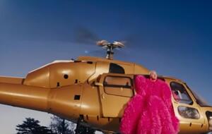 Смит: Это видео сказочное, экстравагантное, странное и все, что между этим. Создать это вместе с Муиньо было мечтой