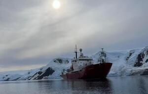 "Ноосфера" стала на якорь возле острова Галиндез