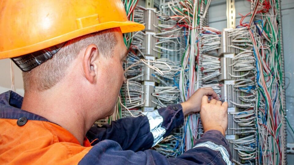 Енергосистема України внаслідок обстрілів працює в обмеженому режимі