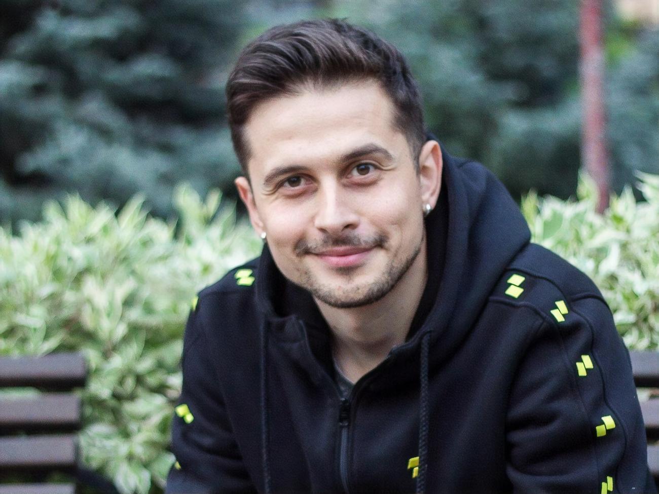 Хас:&nbsp;Кем бы ты ни был, не забывай, пожалуйста, что ты в окружении людей, и не надо относиться к людям, как к отбросам