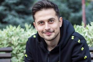 Хас: Ким би ти не був, не забувай, будь ласка, що ти в оточенні людей, і нічого тобі не дає права ставитися до людей, як до непотребу