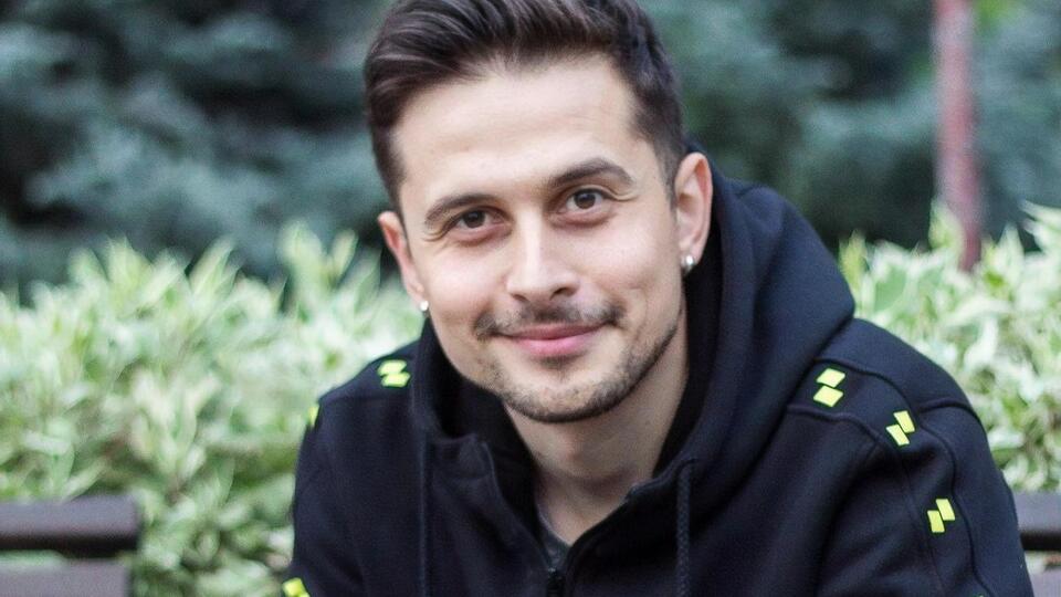 Хас: Ким би ти не був, не забувай, будь ласка, що ти в оточенні людей, і нічого тобі не дає права ставитися до людей, як до непотребу