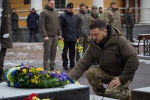 Зеленський зазначив, що, вшановуючи пам'ять героїв Крут, "ми пам'ятаємо свою історію, пишаємося, дякуємо й підтримуємо українську армію та разом наближаємо перемогу"