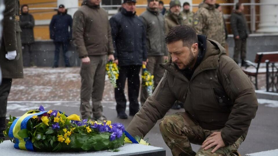 Зеленский отметил, что, чествуя память героев Крут, "мы помним свою историю, гордимся, благодарим и поддерживаем украинскую армию и вместе приближаем победу"