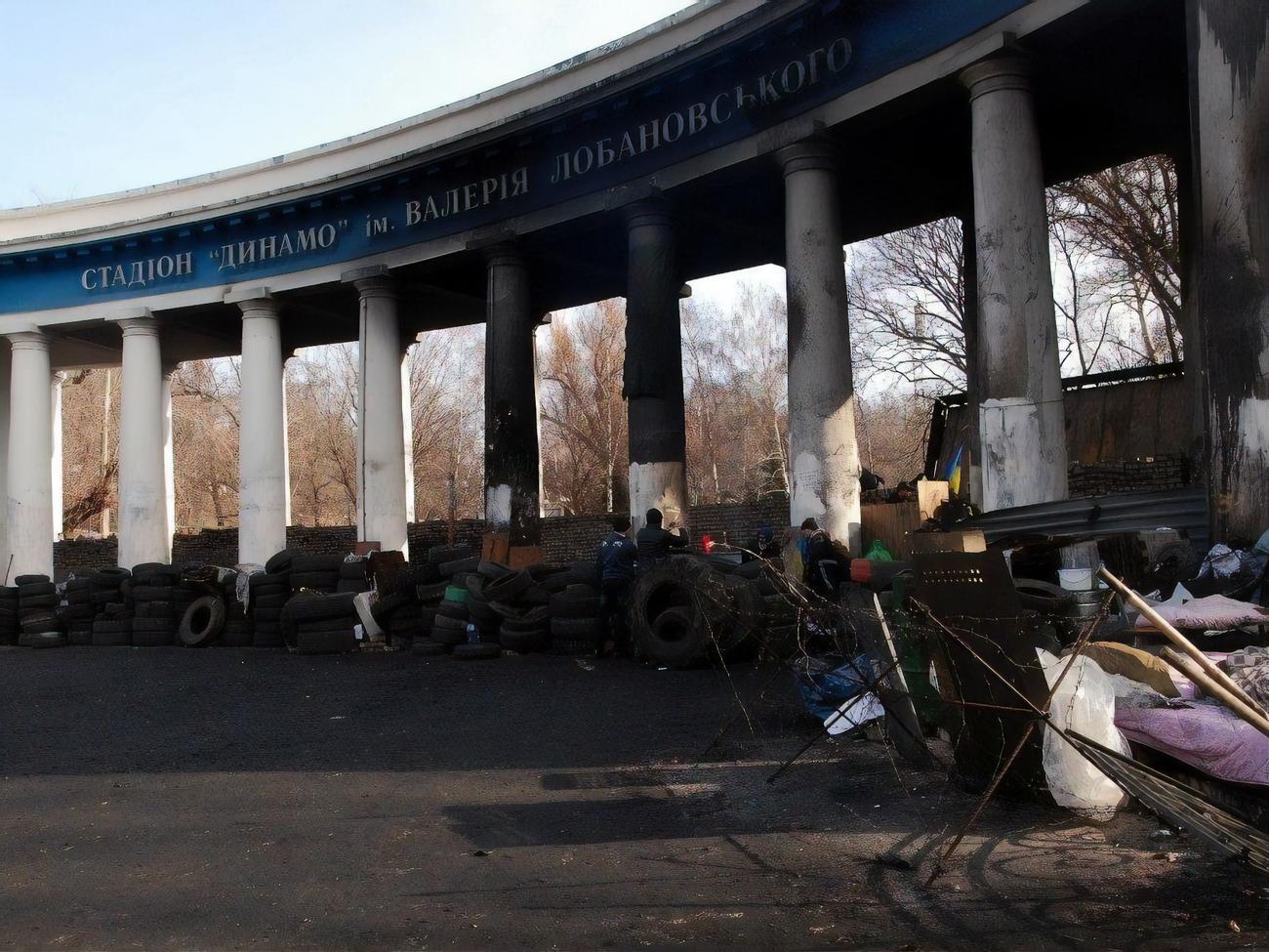 Беркутівці скинули активістів із колонади стадіону "Динамо" і били