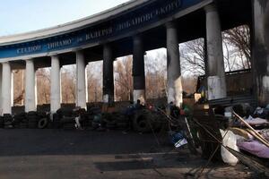 Беркутовцы сбросили активистов с колоннады стадиона "Динамо" и избивали