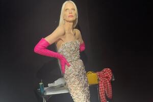 Макменамі народилася 1966 року у США