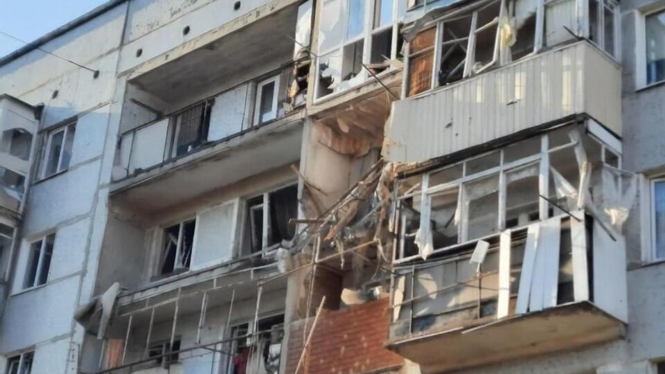 Один зі снарядів влучив у багатоповерховий житловий будинок