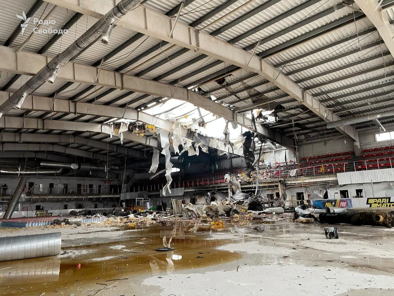 Журналисты показали, как выглядит ледовая арена "Альтаир" после российской атаки