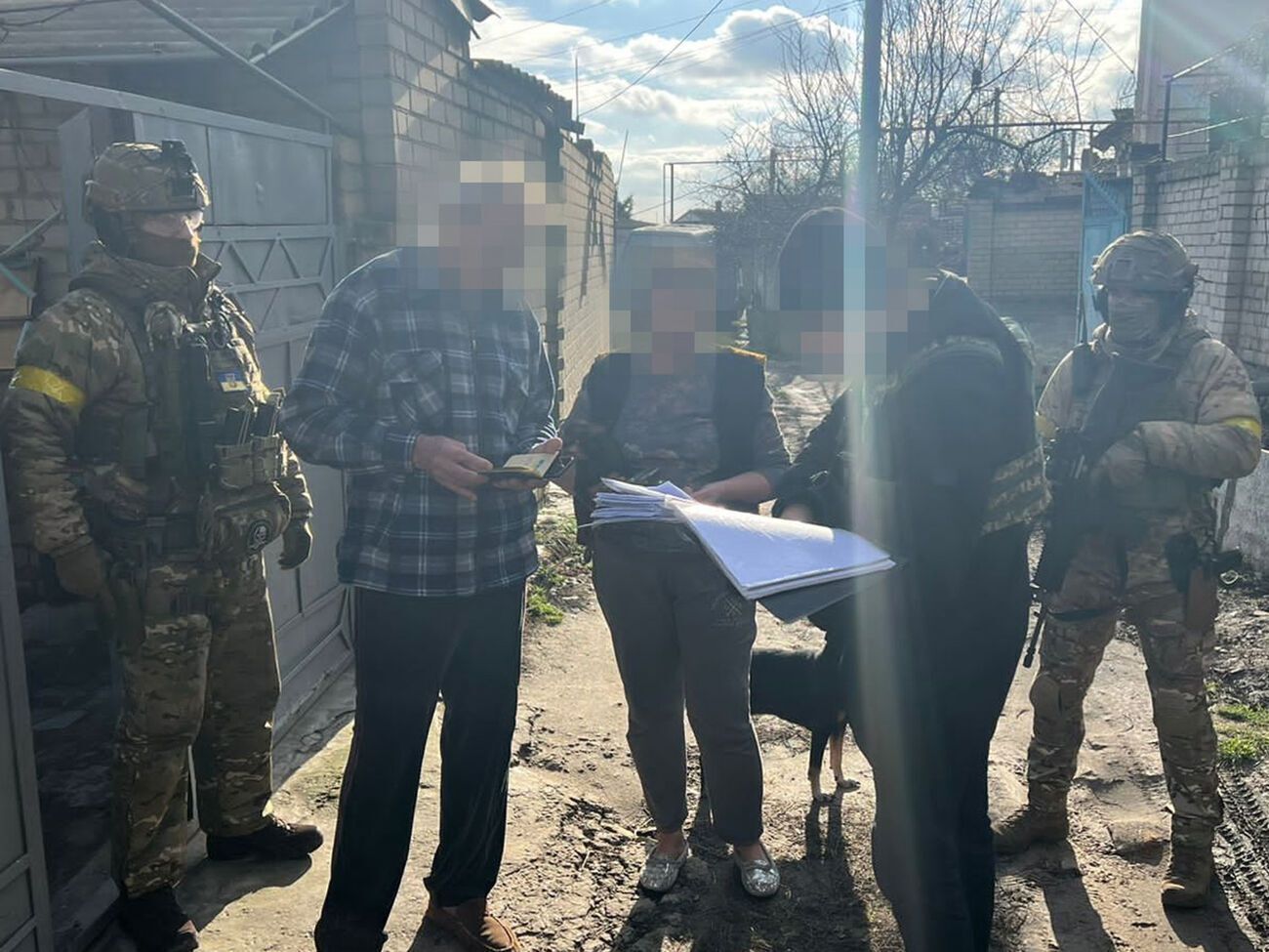 СБУ задержала фигурантку и сообщили ей о подозрении по статье о пособничестве государству-агрессору