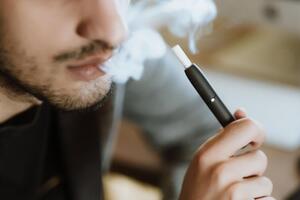 IQOS – это система нагревания табака, разработанная и представленная компанией Philip Morris International