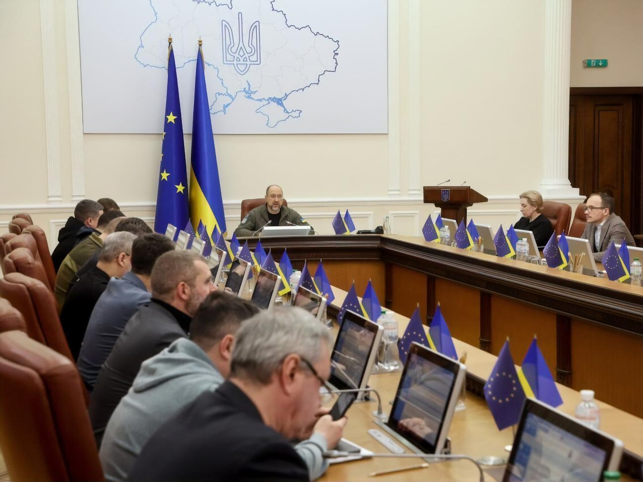 Все налоги, которые платят граждане и бизнес, пойдут именно на оборону и безопасность Украины, отметил на заседании Кабмина Шмыгаль