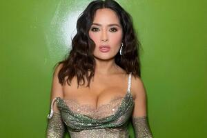 Гаєк вийшла в люди у відвертому образі