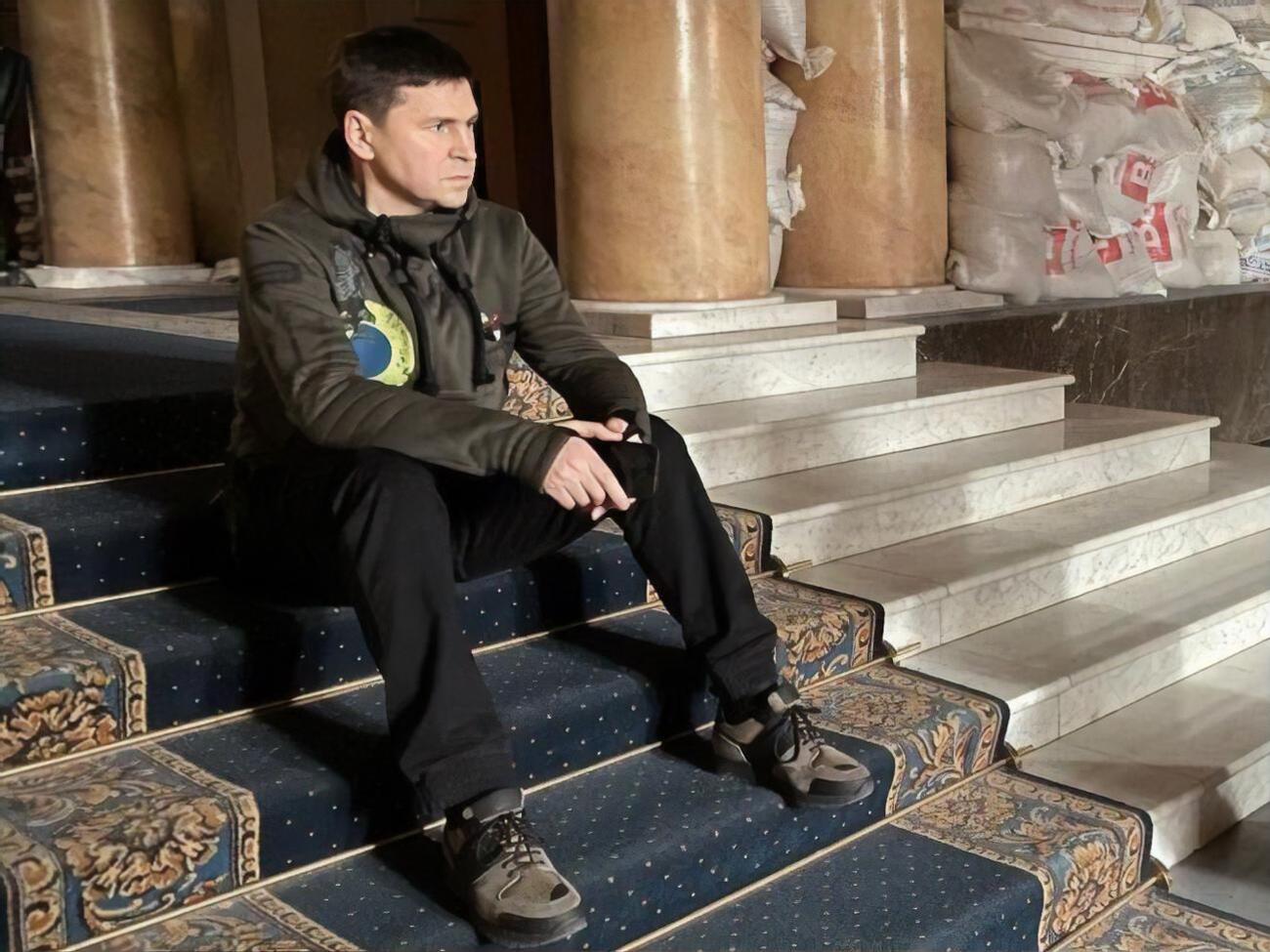 Подоляк підкреслив, що війна в Україні триває "у прямому ефірі"