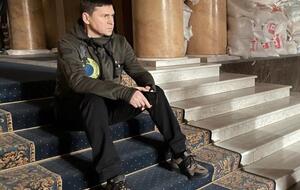 Подоляк підкреслив, що війна в Україні триває "у прямому ефірі"