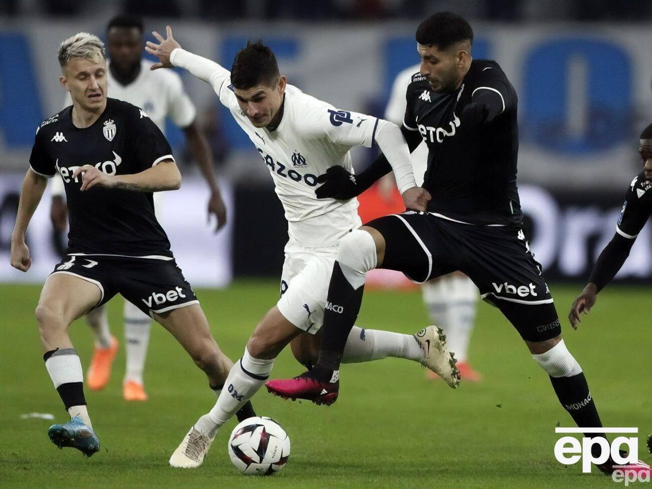 Малиновский (по центру) извинился "перед украинцами" за ответ на жест игрока "Монако"&nbsp;Головина