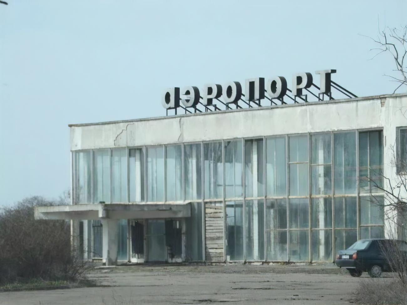 Окупанти будують укріплення навколо покинутого аеропорту
