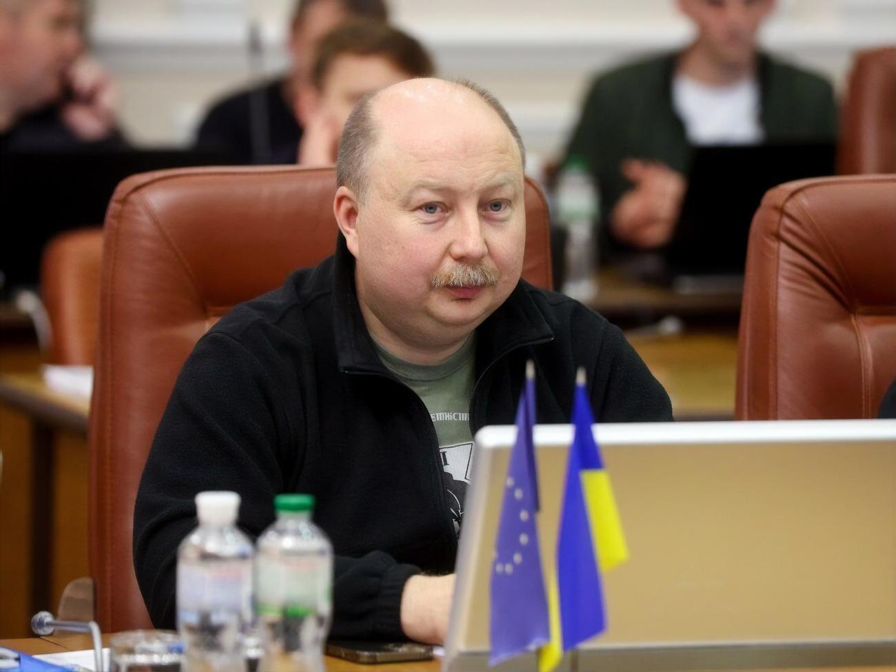 За словами Немчінова, пропускати через кордон посадовців будуть згідно з наданими списками