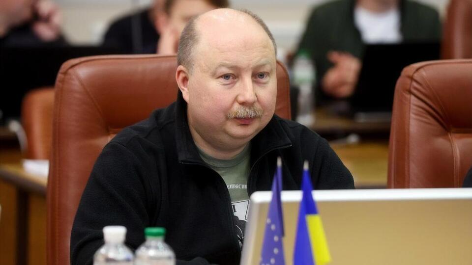 За словами Немчінова, пропускати через кордон посадовців будуть згідно з наданими списками