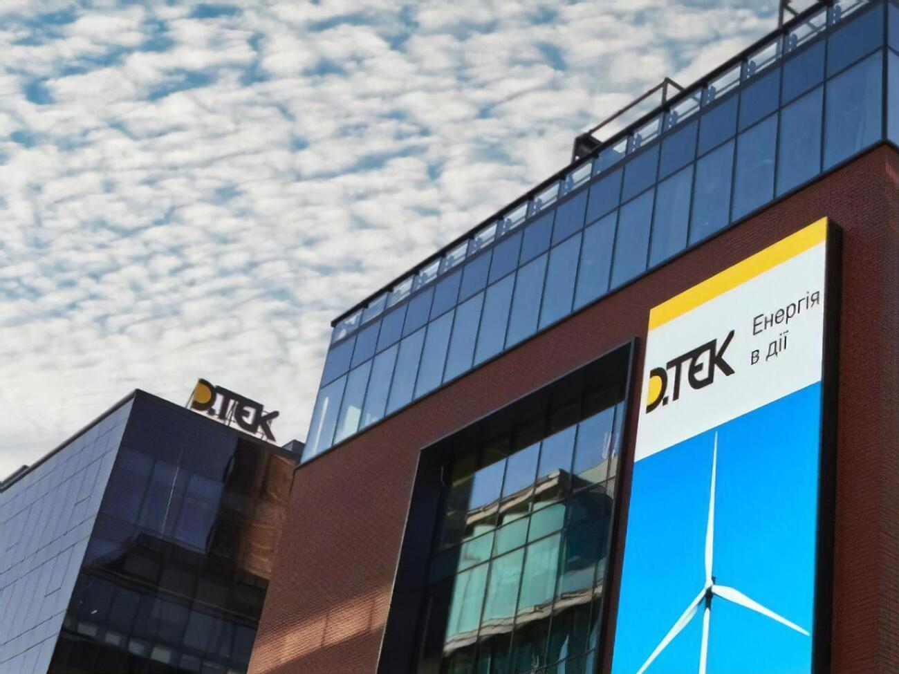 В ДТЭК подчеркнули, что с первых дней войны энергетики вышли на энергетический фронт и начали борьбу за право украинцев на жизнь со светом