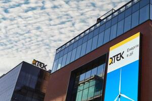 В ДТЭК подчеркнули, что с первых дней войны энергетики вышли на энергетический фронт и начали борьбу за право украинцев на жизнь со светом