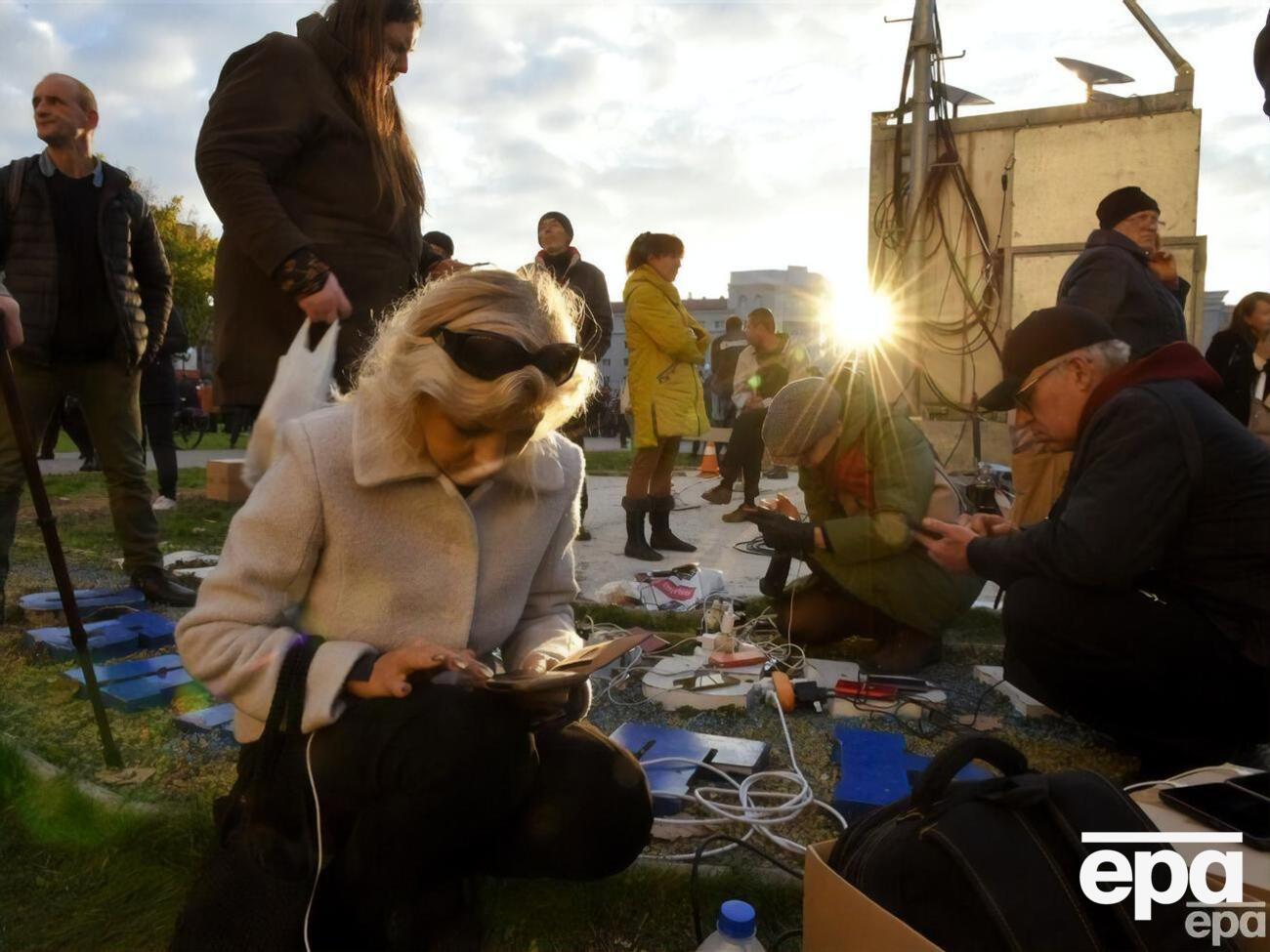 Українцям потрібна техніка, щоб залишатися на зв'язку, кажуть ініціатори проєкту