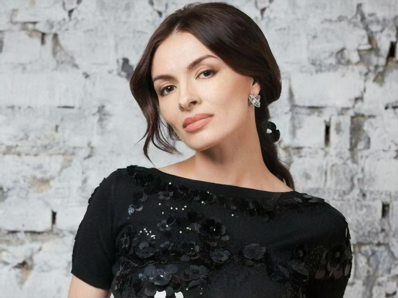 Мейхер сама демонстрирует одежду собственного бренда